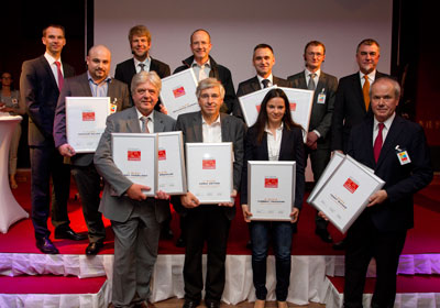 Hobby-Geschäftsführer Reiner Ritz (vordere Reihe ganz links) mit den Siegerurkunden der CARAVANING Leserwahl.