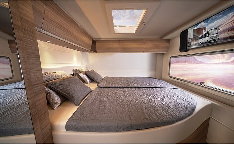 Innenaufnahme aus dem Wohnmobil Concorde Credo mit Blick auf den Schlafbereich.