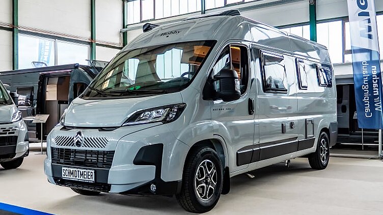 Außenaufnahme eines Hobby Kastenwagens in der Ausstellungshalle von Caravaning Center Schmidtmeier