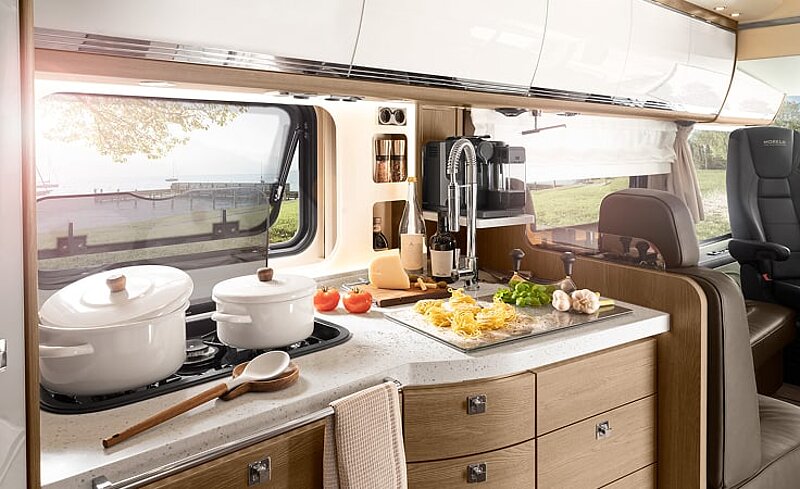 Innenaufnahme aus dem Wohnmobil Morelo Empire Liner mit Blick in die Küche. Innenaufnahme aus dem Wohnmobil Morelo Empire Liner mit Blick in die Küche.