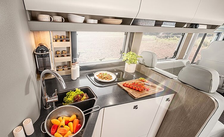 Innenaufnahme aus dem Wohnmobil Morelo Loft Premium mit Blick auf die Küche.