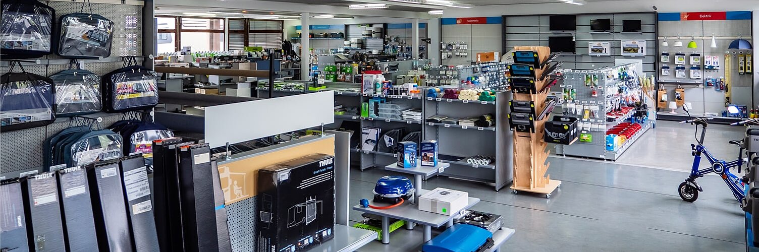 Blick auf verschiedene Regale im Zubehörshop bei Caravaning Center Schmidtmeier.