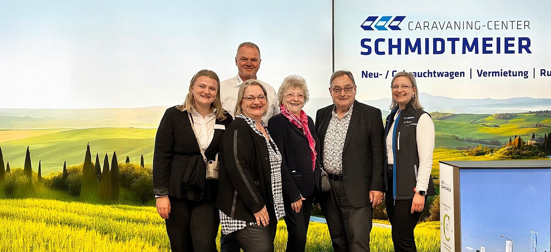 Gruppenfoto der Inhaber-Familie Masuhr auf dem Messestand des Caravan Salon Düsseldorf