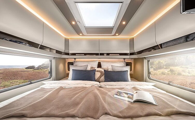 Innenaufnahme aus dem Wohnmobil Morelo Loft Premium mit Blick auf den Schlafbereich.