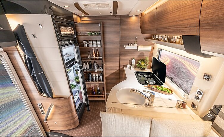 Innenaufnahme aus dem Wohnmobil Concorde Credo mit Blick auf die Küche.