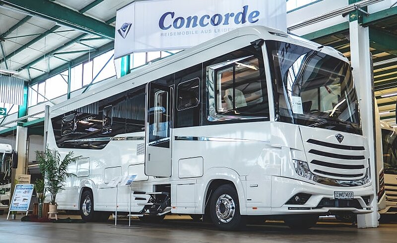 Außenansicht eines Concorde Wohnmobils in der Ausstellungshalle von Caravaning Center Schmidtmeier. Außenansicht eines Concorde Wohnmobils in der Ausstellungshalle von Caravaning Center Schmidtmeier.