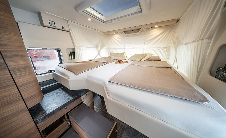 Innenaufnahme aus dem Wohnmobil Concorde Liner mit Blick in den Schlafbereich.