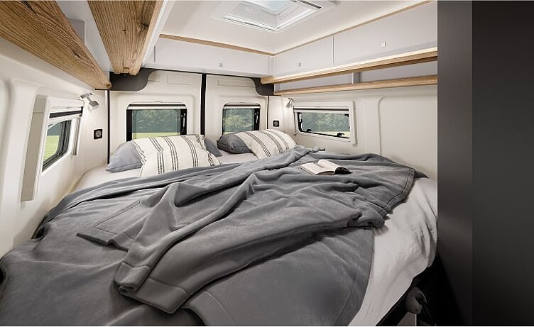 Innenansicht des Kastenwagens Hobby Prestige Van mit Blick in den Schlafbereich.