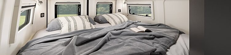 Innenansicht des Kastenwagens Hobby Prestige Van mit Blick in den Schlafbereich.