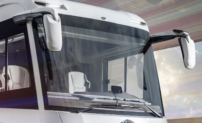 Außenansicht auf das Wohnmobil Concorde Charisma mit Blick auf die Front und Windschutzscheibe. Außenansicht auf das Wohnmobil Concorde Charisma mit Blick auf die Front und Windschutzscheibe.