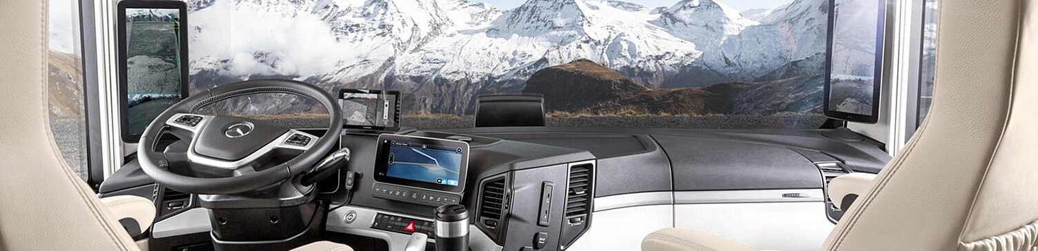 Innenaufnahme aus dem Wohnmobil Morelo Grand Empire mit Blick auf das Cockpit.