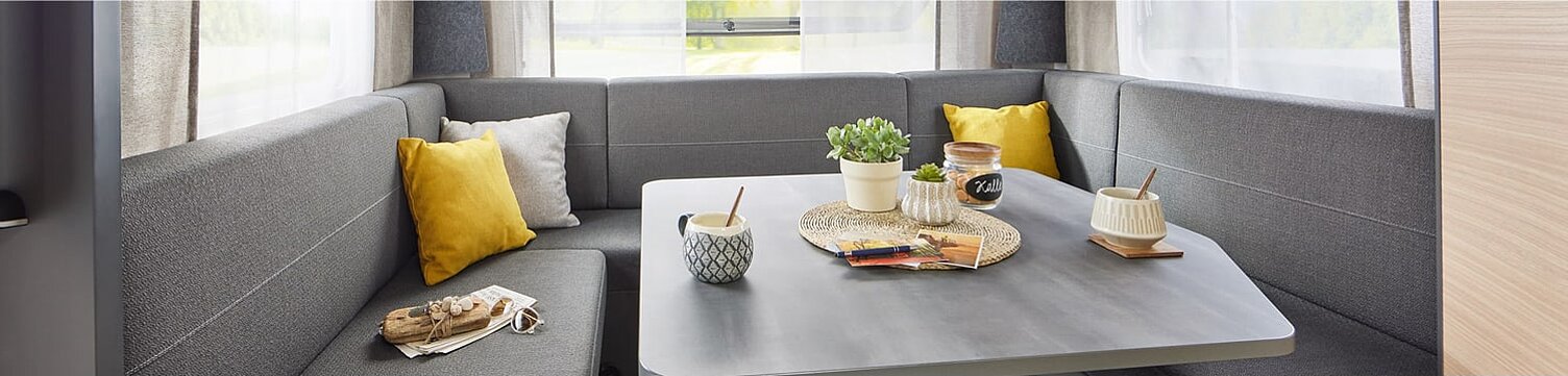 Innenansicht des Wohnwagens Hobby Maxia mit Blick auf den Essbereich