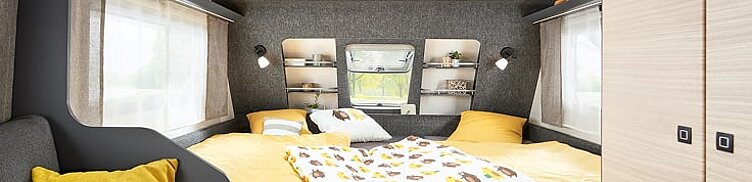 Innenansicht des Wohnwagens Hobby Maxia mit Blick auf den Schlafbereich