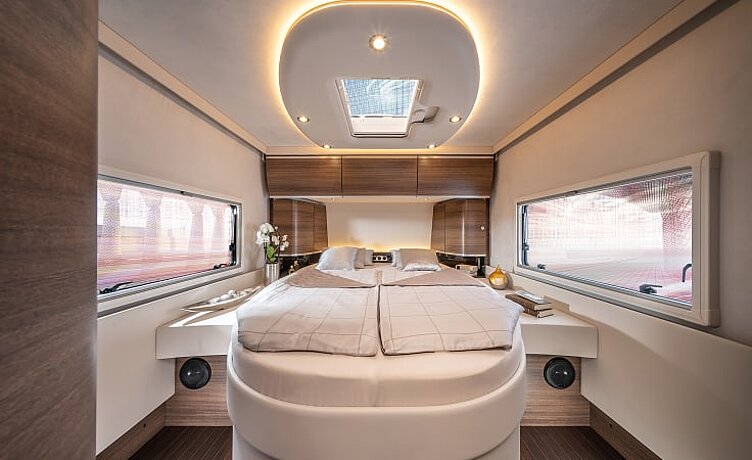 Innenaufnahme aus dem Wohnmobil Concorde Charisma mit Blick auf den Schlafbereich.