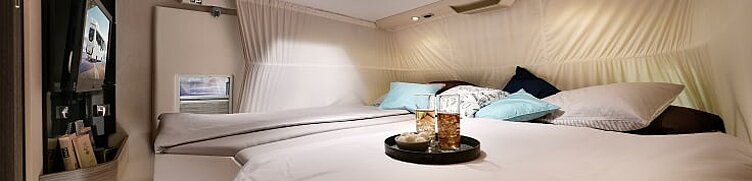 Innenaufnahme aus dem Wohnmobil Concorde Carver mit Blick auf den Schlafbereich