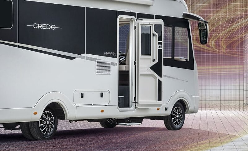 Außenaufnahme auf das Wohnmobil Concorde Credo mit Blick auf den Eingangsbereich. Außenaufnahme auf das Wohnmobil Concorde Credo mit Blick auf den Eingangsbereich.