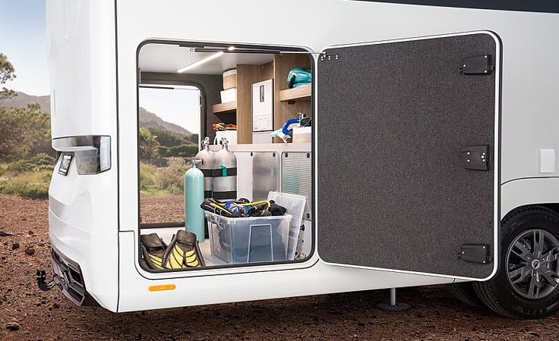 Außenaufnahme vom Wohnmobil Morelo Loft Premium mit Blick auf die Heckgarage. Außenaufnahme vom Wohnmobil Morelo Loft Premium mit Blick auf die Heckgarage.