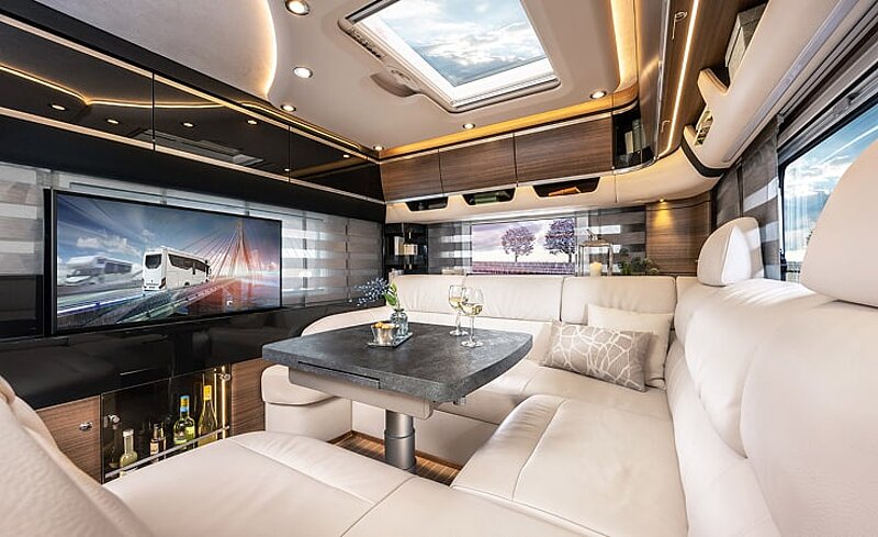 Innenaufnahme aus dem Wohnmobil Concorde Cruiser Atego mit Blick auf den Wohnbereich und Fernseher. Innenaufnahme aus dem Wohnmobil Concorde Cruiser Atego mit Blick auf den Wohnbereich und Fernseher.