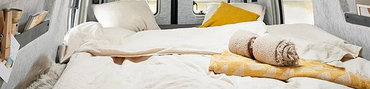 Innenansicht des Kastenwagens Hobby Maxia Van mit Blick in den Schlafbereich.