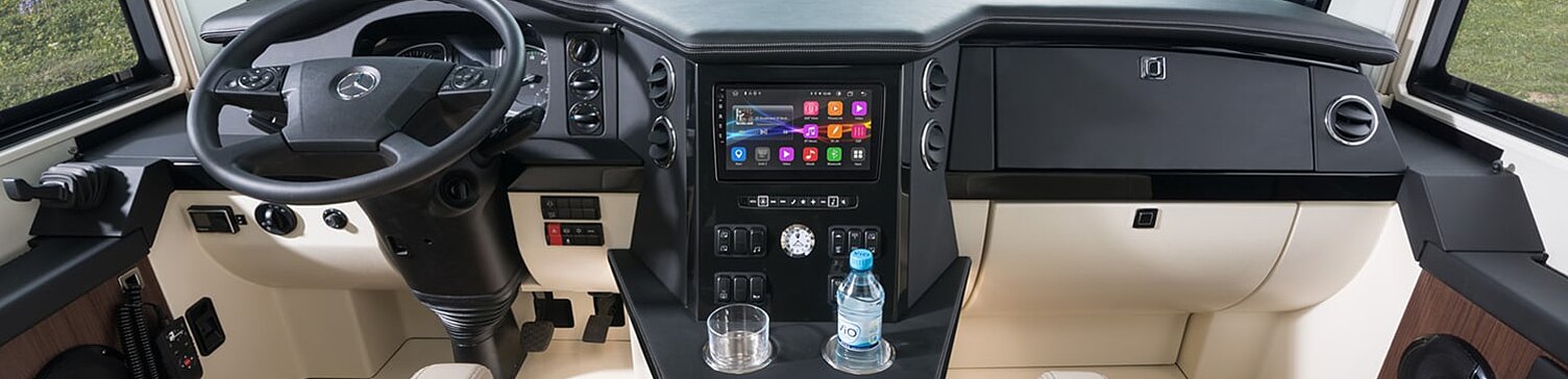 Innenaufnahme aus dem Wohnmobil Morelo Empire Liner mit Blick auf das Cockpit.