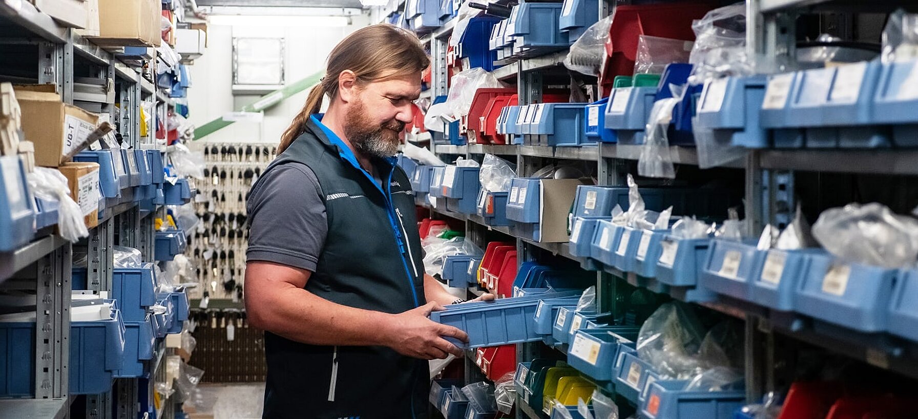 Werkstattmitarbeiter von Caravaning Center Schmidtmeier im Ersatzteillager.