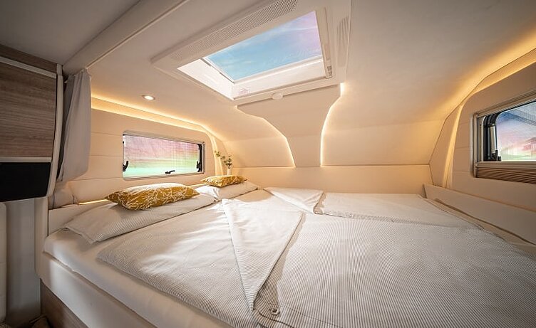 Innenaufnahme aus dem Wohnmobil Concorde Cruiser Daily mit Blick auf den Schlafbereich.