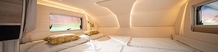 Innenaufnahme aus dem Wohnmobil Concorde Cruiser Daily mit Blick auf den Schlafbereich.