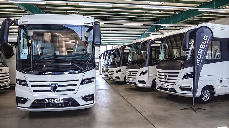 Mehrere Morelo Wohnmobile in der Ausstellungshalle von Caravaning Center Schmidtmeier