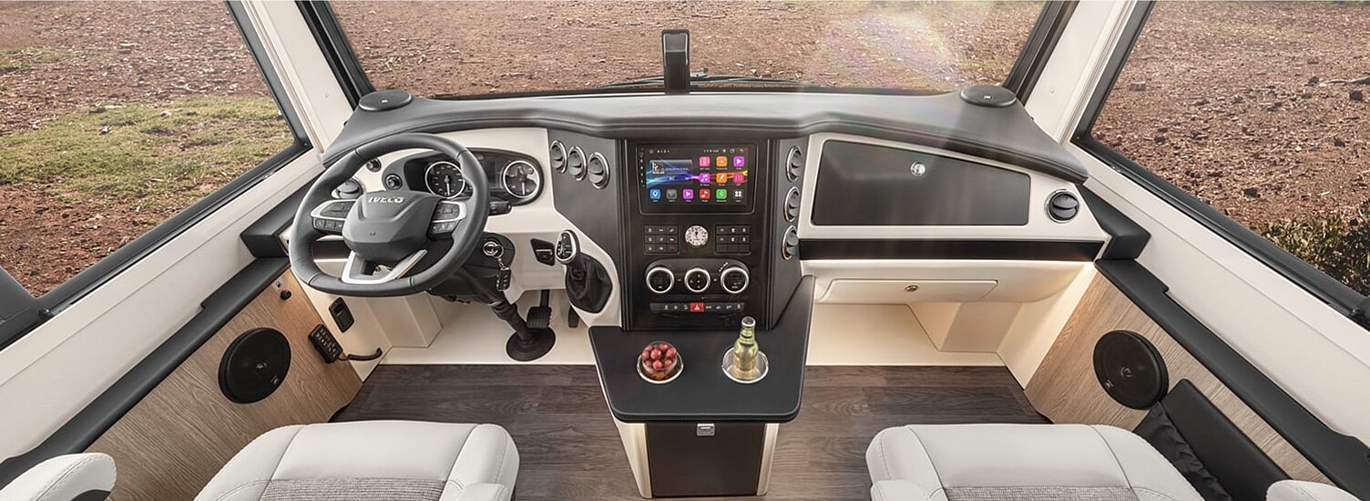 Innenaufnahme aus dem Wohnmobil Morelo Loft Premium mit Blick auf das Cockpit.