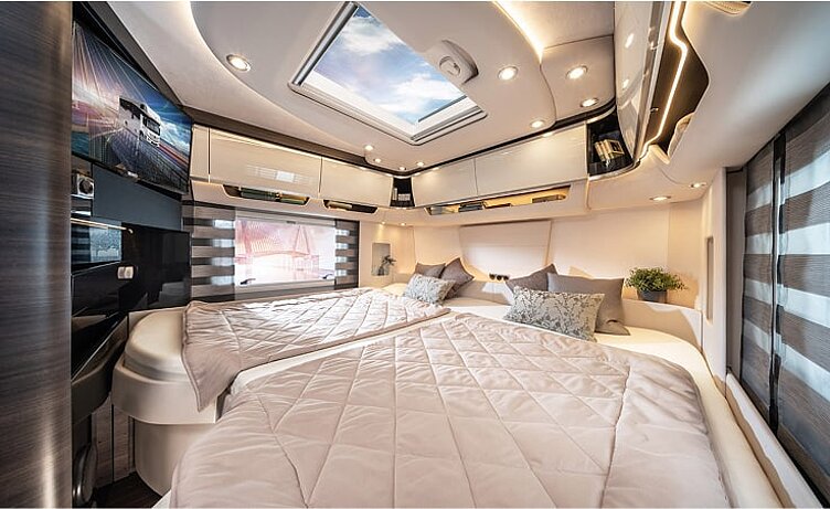 Innenaufnahme aus dem Wohnmobil Concorde Cruiser Atego mit Blick auf den Schlafbereich.
