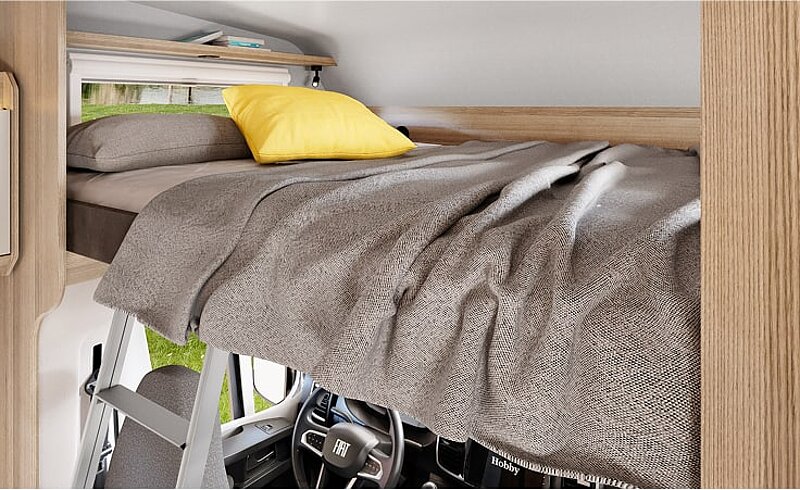 Innenansicht des Wohnmobils Hobby Ontour A mit Blick auf das Hochbett. Innenansicht des Wohnmobils Hobby Ontour A mit Blick auf das Hochbett.