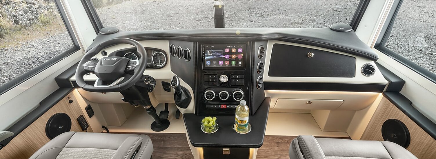 Innenaufnahme aus dem Wohnmobil Morelo Loft mit Blick auf das Cockpit.