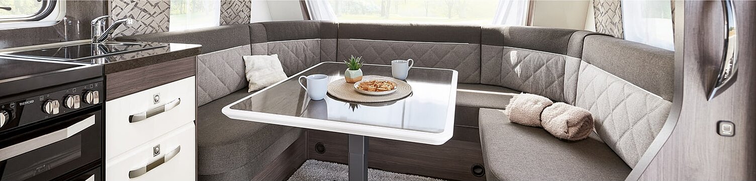 Innenansicht des Wohnwagens Hobby Prestige mit Blick auf den Essbereich