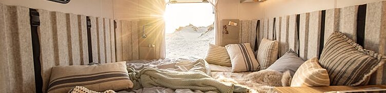 Innenansicht des Wohnwagens beachy mit Blick auf den Schlafbereich.