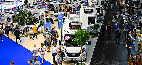 Blick auf den Hobby Messestand auf dem Caravaning Salon Düsseldorf