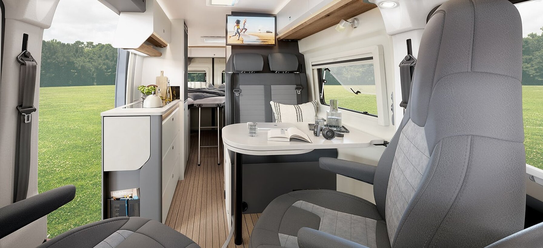 Innenaufnahme aus dem Kastenwagen Hobby Prestige Van mit Blick auf die Küche und den Schlafbereich
