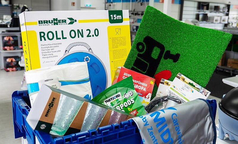 Gefüllter Einkaufskorb mit verschiedenen Zubehörartikeln aus dem Shop bei Caravaning Center Schmidtmeier. Gefüllter Einkaufskorb mit verschiedenen Zubehörartikeln aus dem Shop bei Caravaning Center Schmidtmeier.