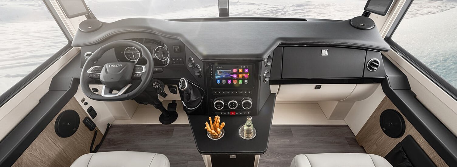 Innenaufnahme aus dem Wohnmobil Morelo Palace mit Blick auf das Cockpit.