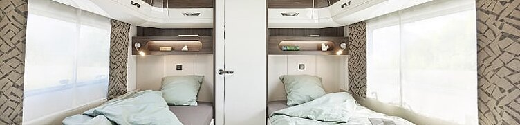 Innenansicht des Wohnwagens Hobby Prestige mit Blick auf den Schlafbereich