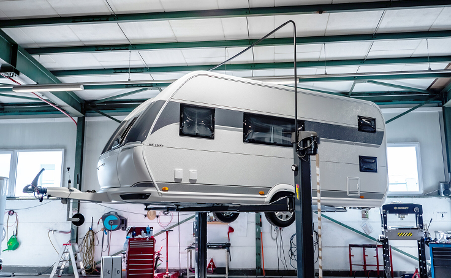 Hobby Wohnwagen auf einer Hebebühne in der Werkstatt von Caravaning Center Schmidtmeier.