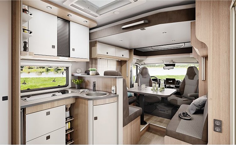 Innenansicht des Wohnmobils Hobby Ontour T mit Blick in die Küche, den Essbereich und das Cockpit.