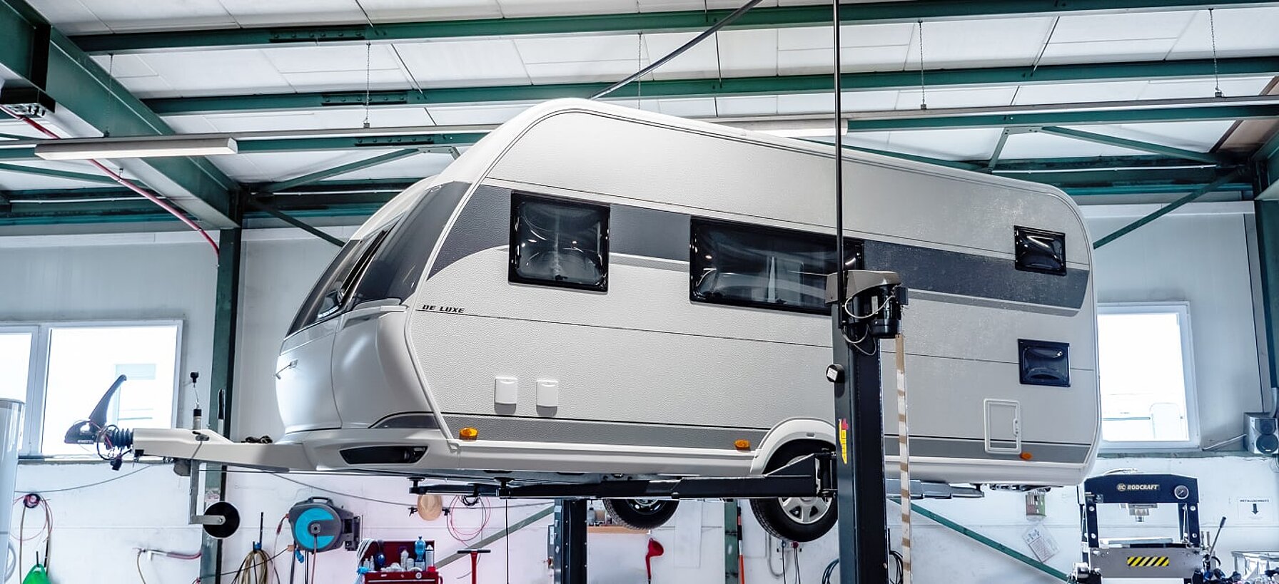 Hobby Wohnwagen auf einer Hebebühne in der Werkstatt von Caravaning Center Schmidtmeier.