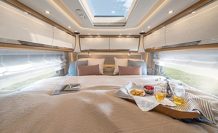 Innenaufnahme aus dem Wohnmobil Morelo Empire Liner mit Blick auf den Schlafbereich.