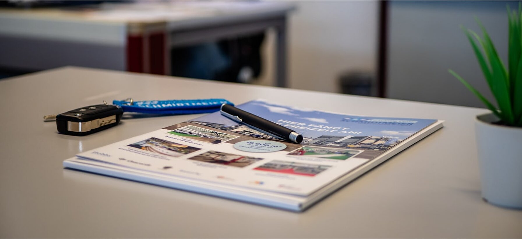 Fahrzeugschllüssel und Informationsbroschüre zum Thema Finanzierung von Caravaning Center Schmidtmeier