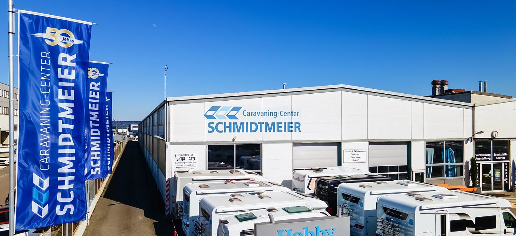 Außenansicht auf den Hof und die Ausstellungshalle von Caravaning Center Schmidtmeier in Steinenbronn