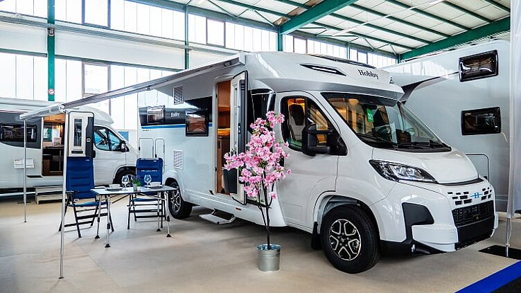 Hobby Wohnmobil mit aufgebauter Markise in der Ausstellungshalle von Caravaning Center Schmidtmeier