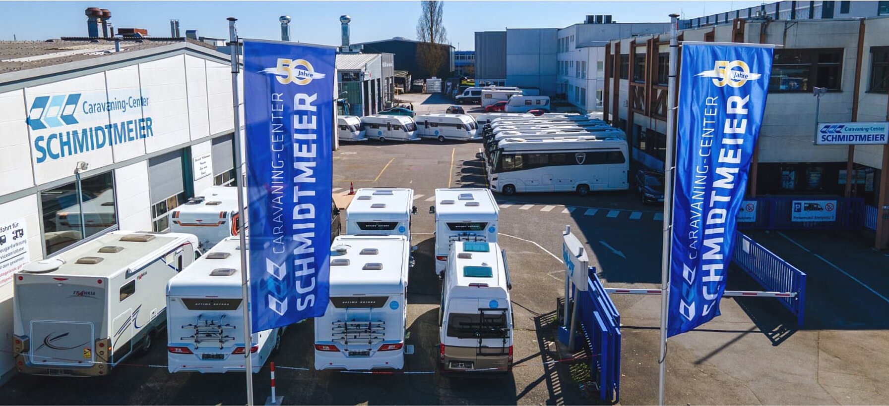 Außenansicht des Betriebsgeländes von Caravanging Center Schmidtmeier in Steinenbronn mit verschiedenen Wohnwagen und Wohnmobilen.