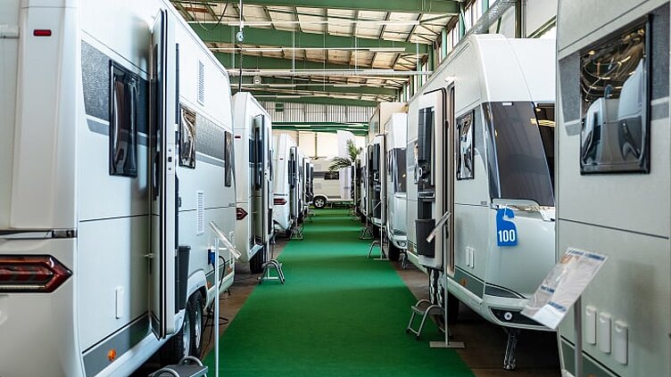 Mehrere, weiße Hobby Wohnwagen in der Ausstellungshalle von Caravaning Center Schmidtmeier