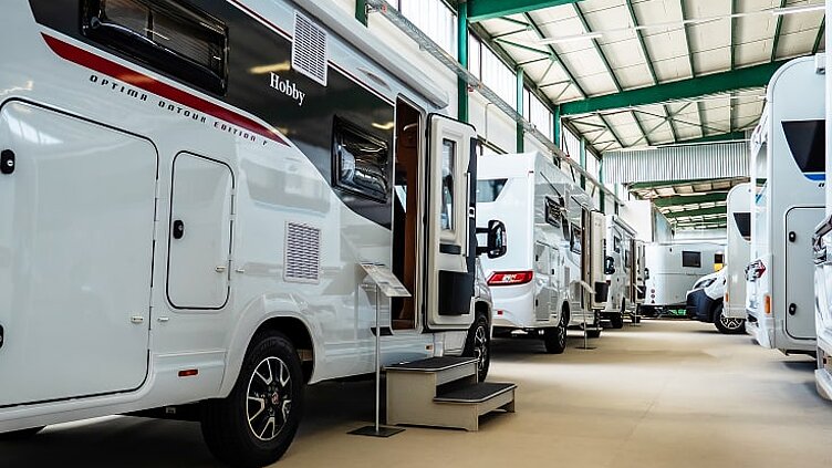 Verschiedene Hobby Wohnmobile in der Ausstellungshalle von Caravaning Center Schmidtmeier