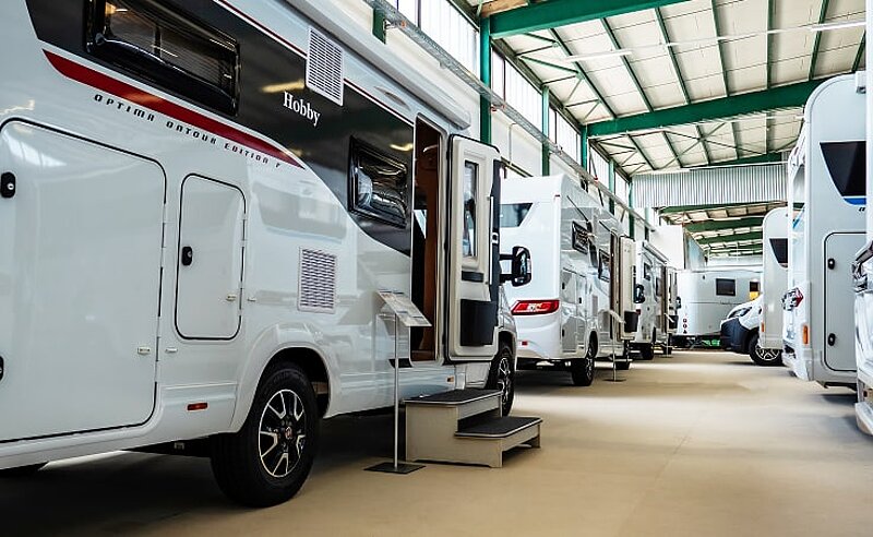 Verschiedene Hobby Wohnmobile in der Ausstellungshalle von Caravaning Center Schmidtmeier
